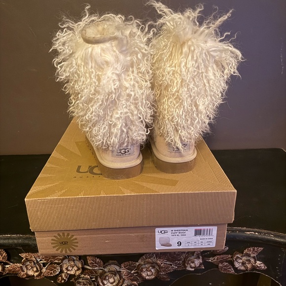 Ugg Lida Mongolian fur cuff short boots (discontinued style) - Picture 3 of 4